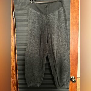 Like New, Aerie Front zip sweatpants; perfect for winter. Size Large